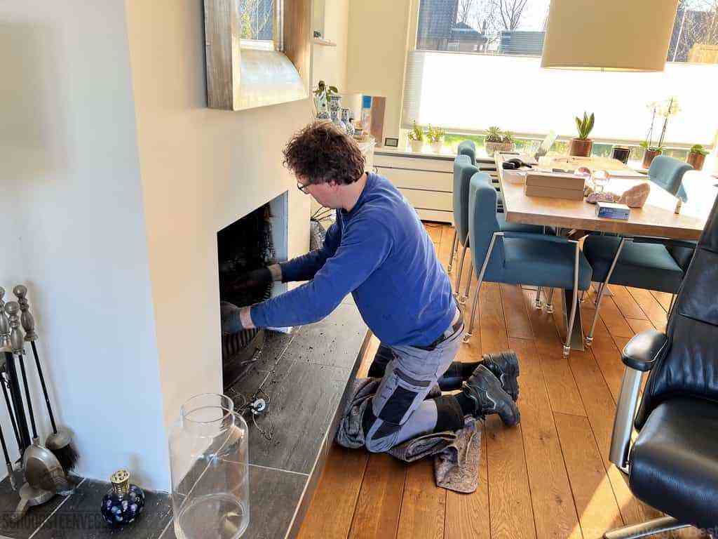 Schouwveger Best kleed schoorsteenreiniger Schouwveger Best kleed schoorsteenreiniger
